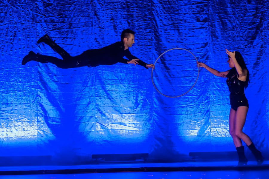 flying-illusion-magician-flyes flying-illusion-magician-flyes
