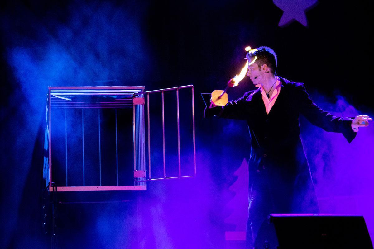 illusionist-cage-stage-show illusionist-cage-stage-show